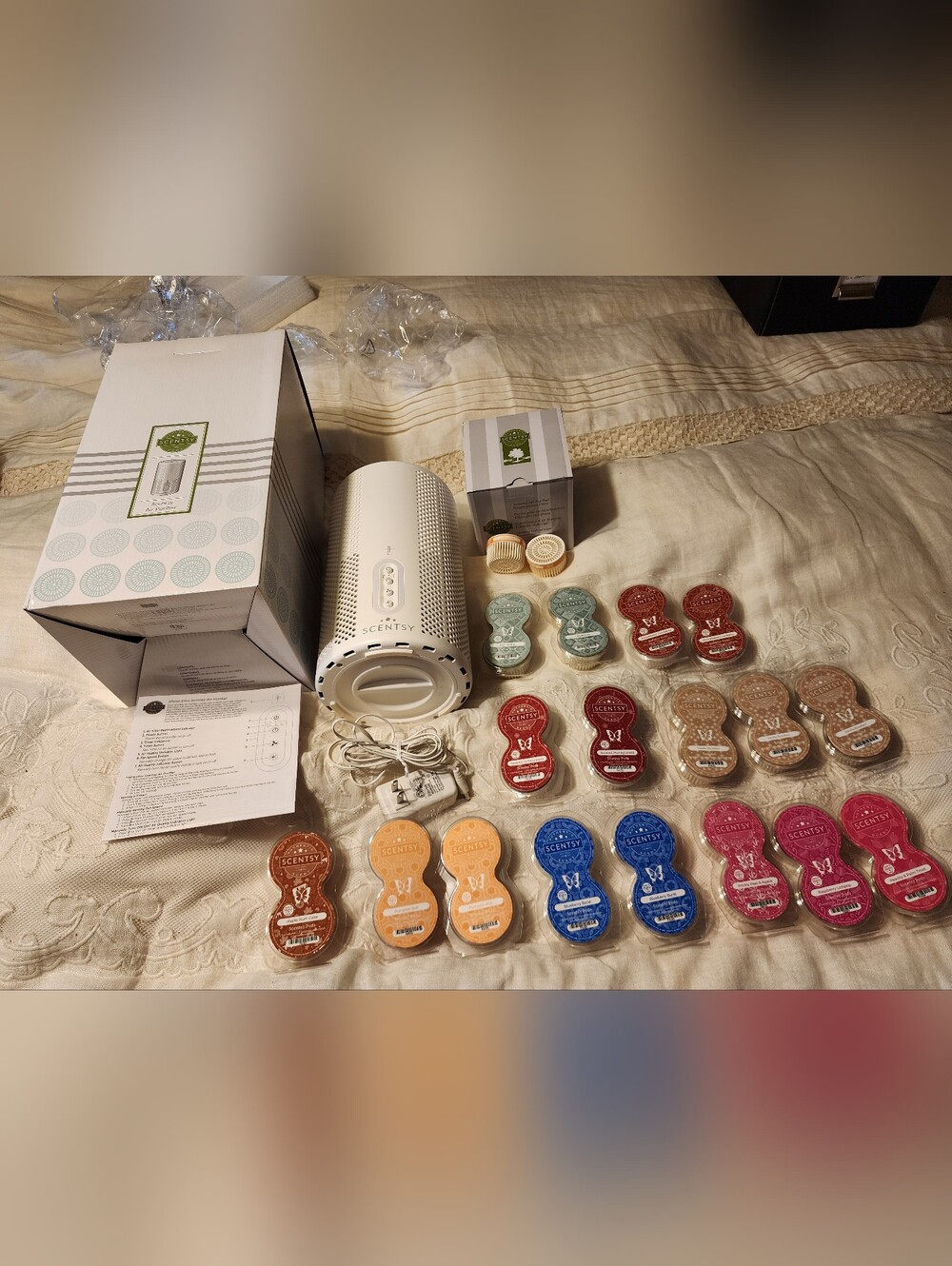 Scentsy White Electric Wax Warmer with 17 Pod Sets & Extra Filter